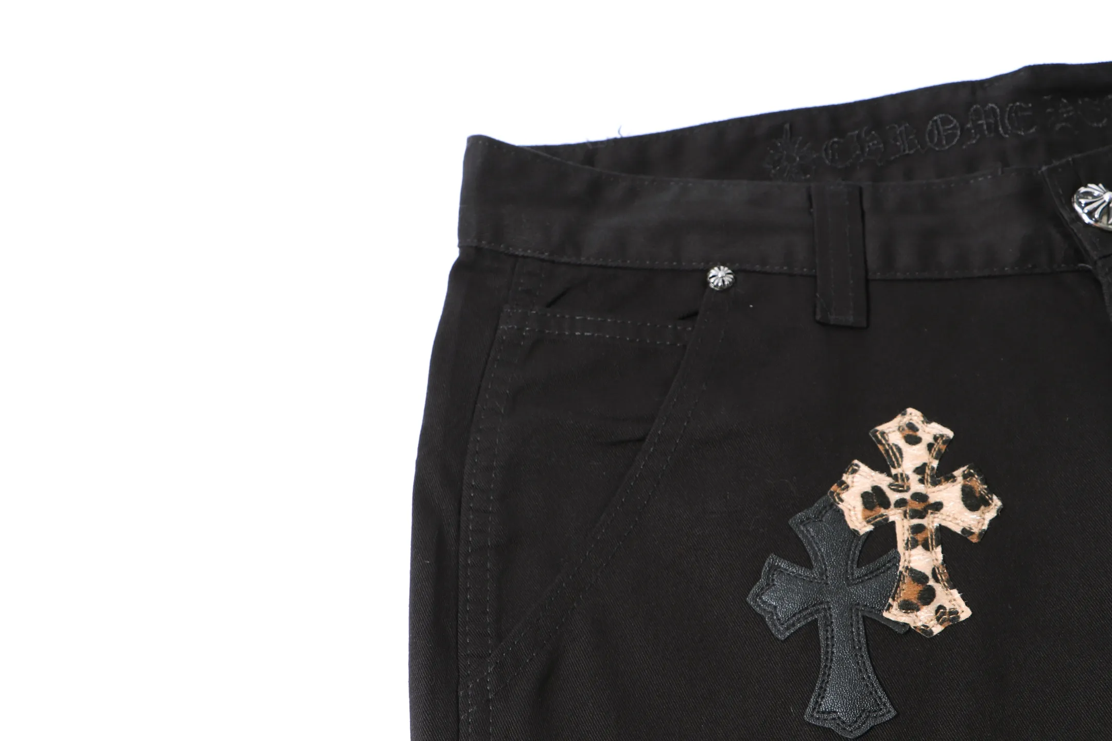 P260 Style No.: H28 Crow Heart & 𝐂𝐡𝐫𝐨𝐦𝐞 𝐇𝐞𝐚𝐫𝐭 ss25 The same black leopard print leather casual button-down logging pants as the star. Styles with different washed textures are very friendly to people with thin legs. The slightly flared version perfectly modifies the leg shape. The timeless and moderate length makes it easy to match and match. It is the basis for various styles and is a must-have in your wardrobe! The fabric is stiff but also makes the upper body soft without losing texture. The washing process is even more perfect. It is a must-have item for everyone! ! ! Washed wheat, hang tag, pants label, three labels complete Color: black Size: 28-30-32-34-36
